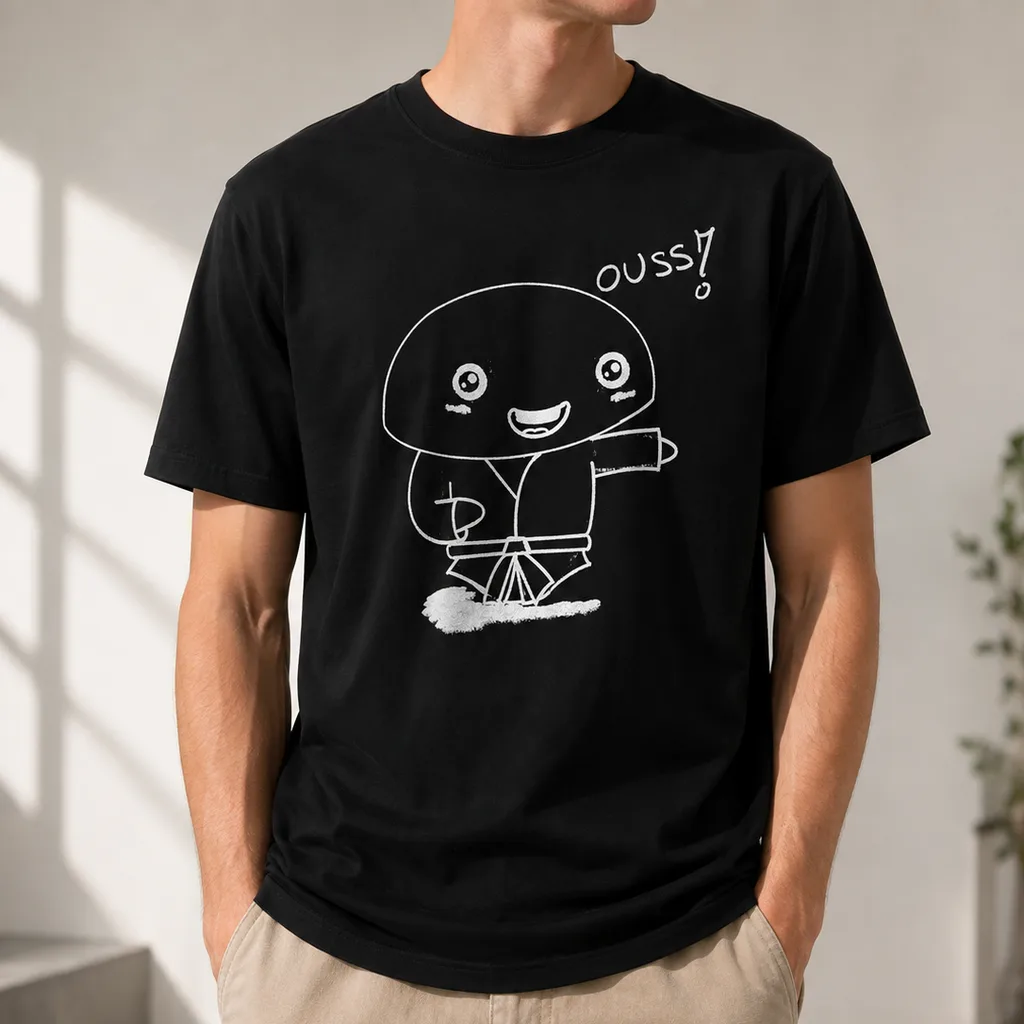 空手のうちきちゃんがプリントされた黒いTシャツを着た男性、スタジオ撮影